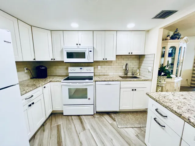 CHEERY WHITE CABINETRY