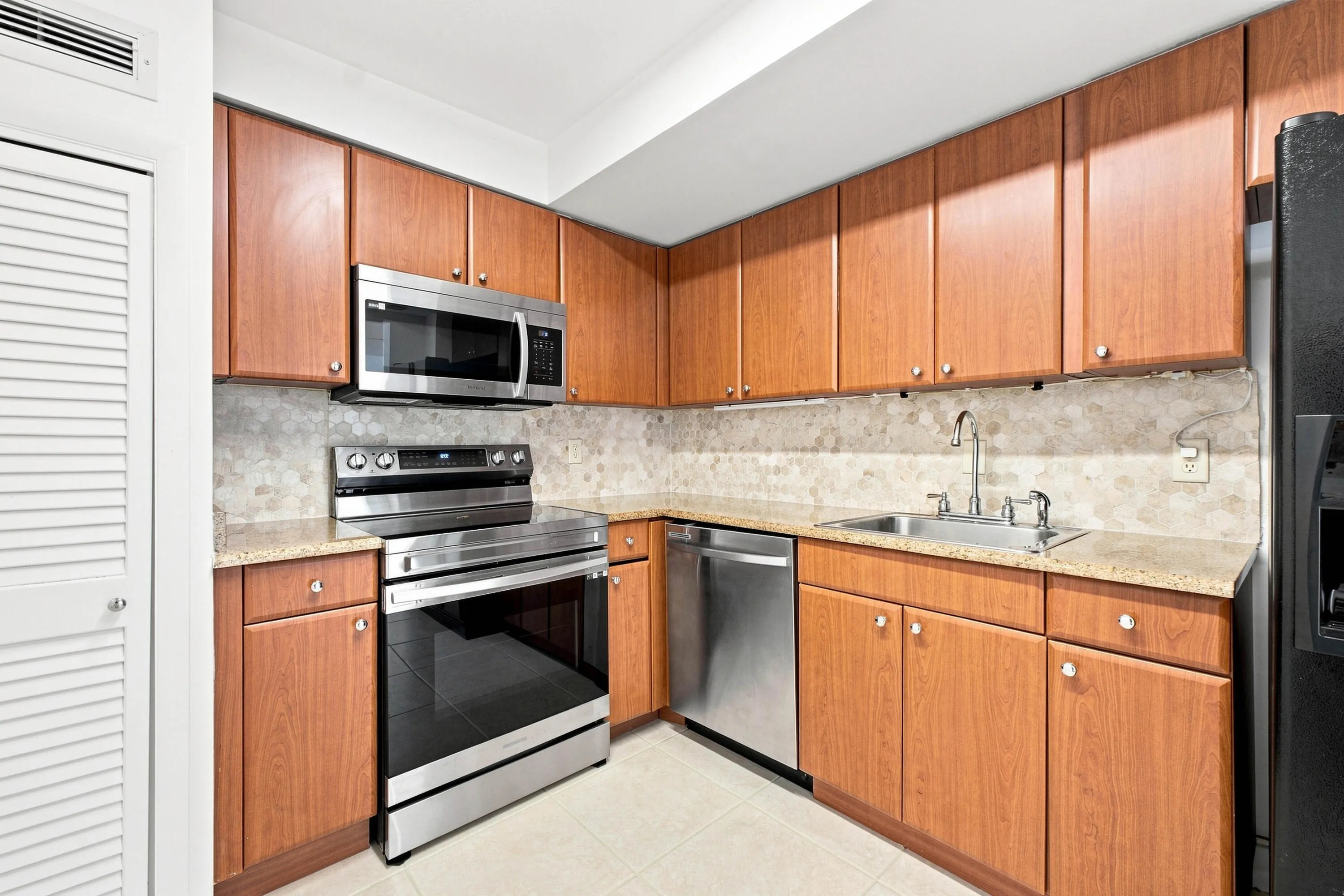 1900 S Ocean Blvd 10G_002