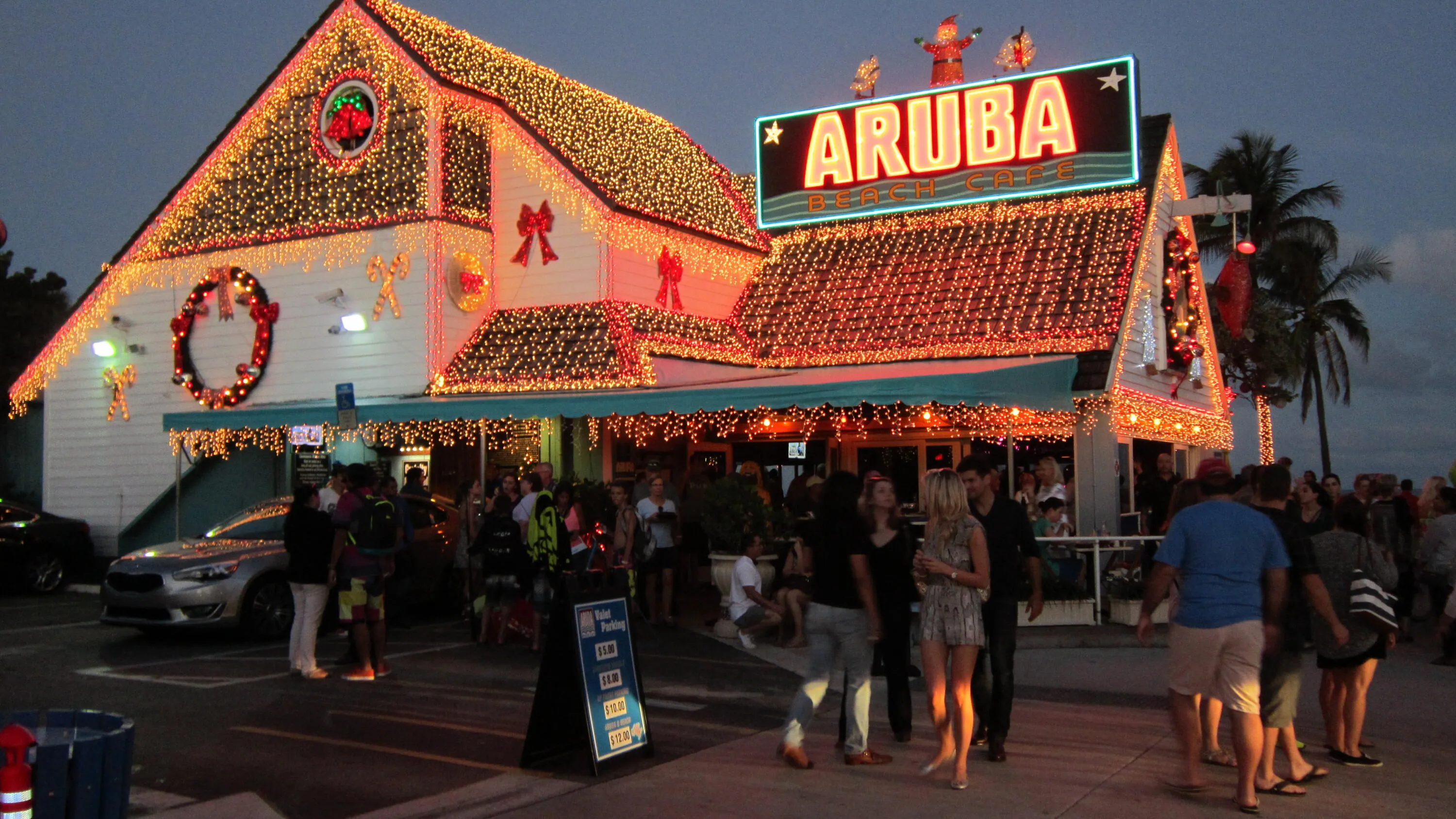 EASY WALK TO RESTAURANTS