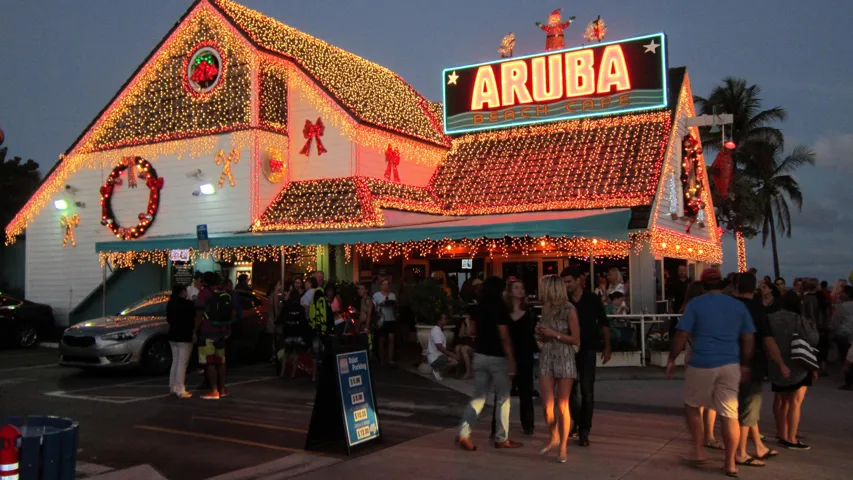EASY WALK TO RESTAURANTS