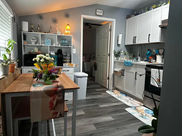 Efficiency- Eat in Kitchen