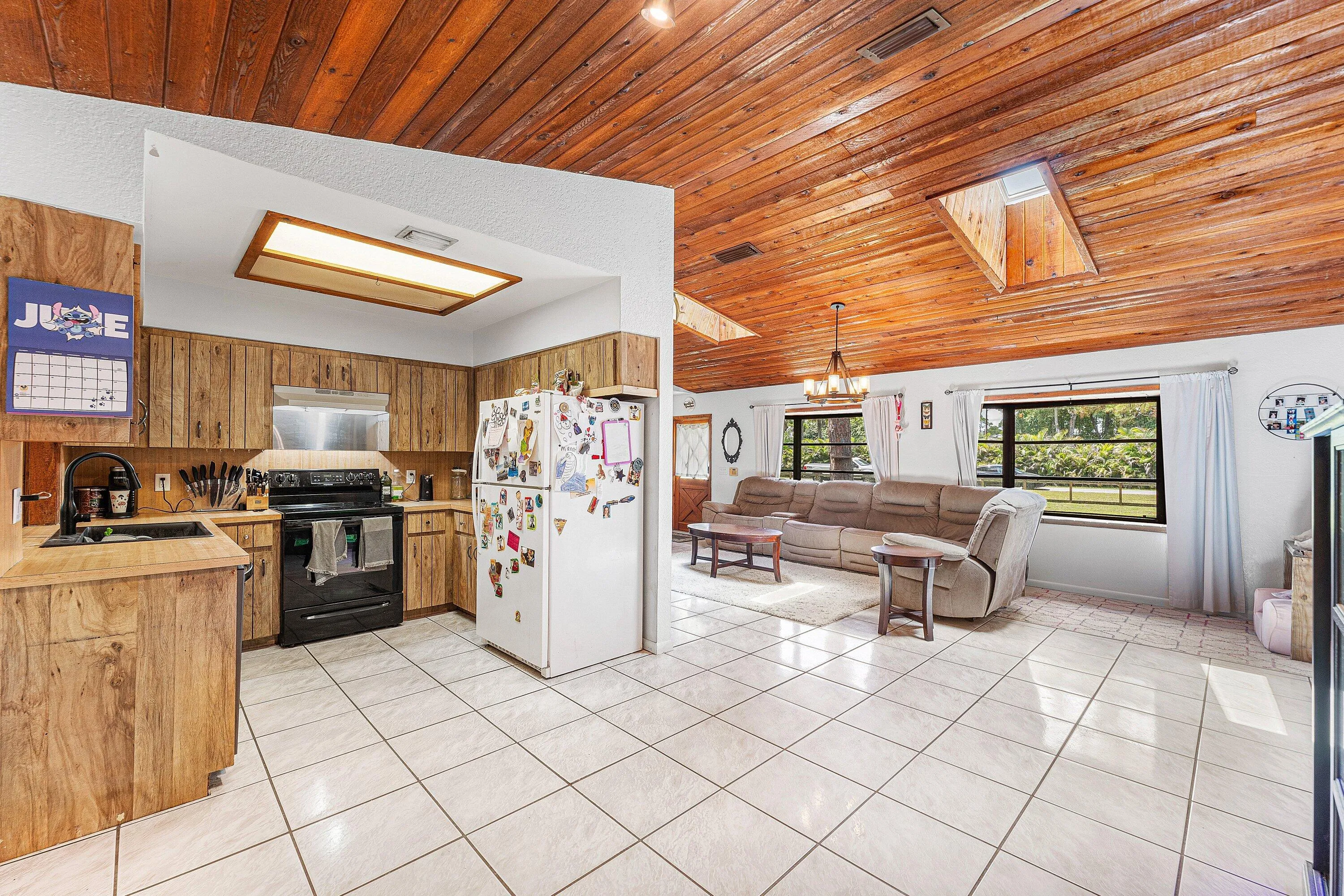 012-16355LancashireDriveEast-TheAcreage-