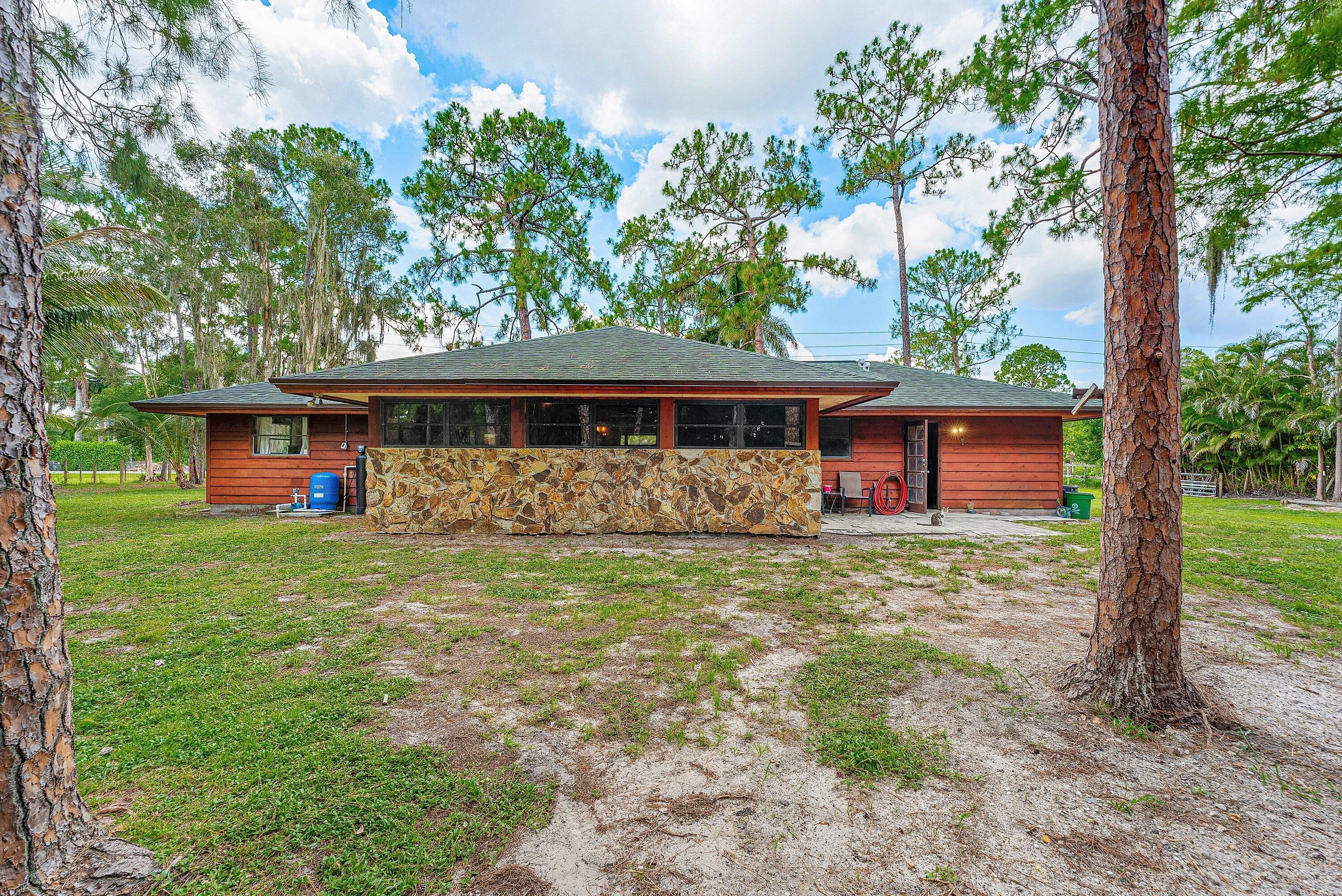 005-16355LancashireDriveEast-TheAcreage-