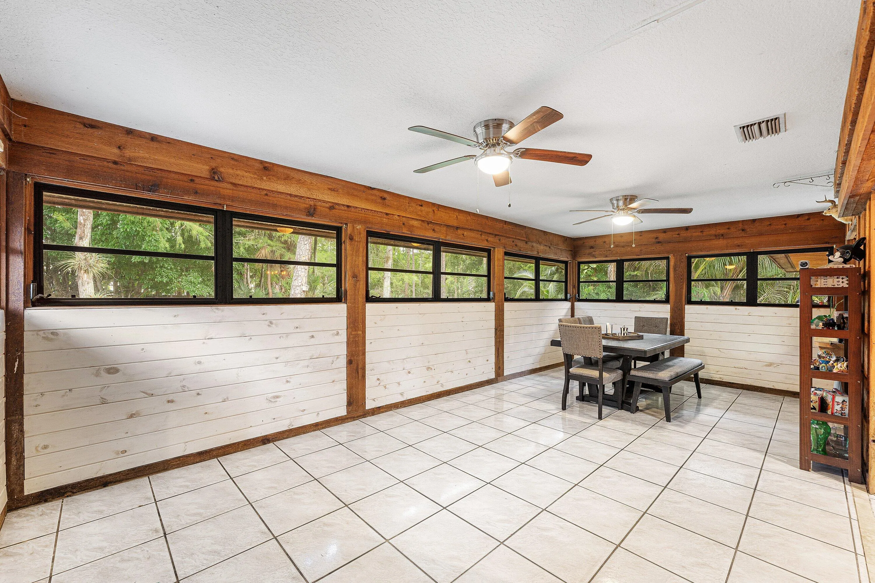 017-16355LancashireDriveEast-TheAcreage-
