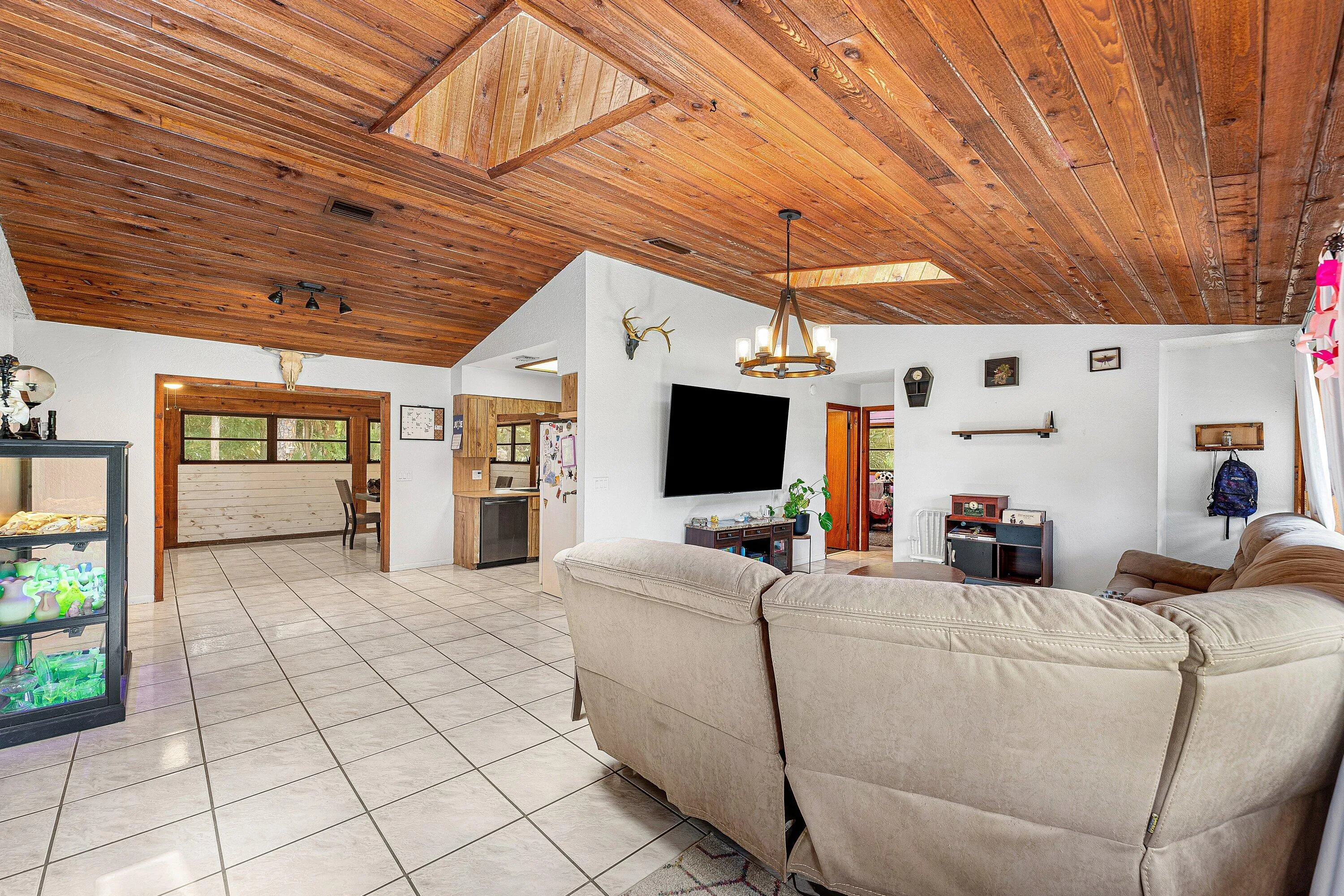 011-16355LancashireDriveEast-TheAcreage-
