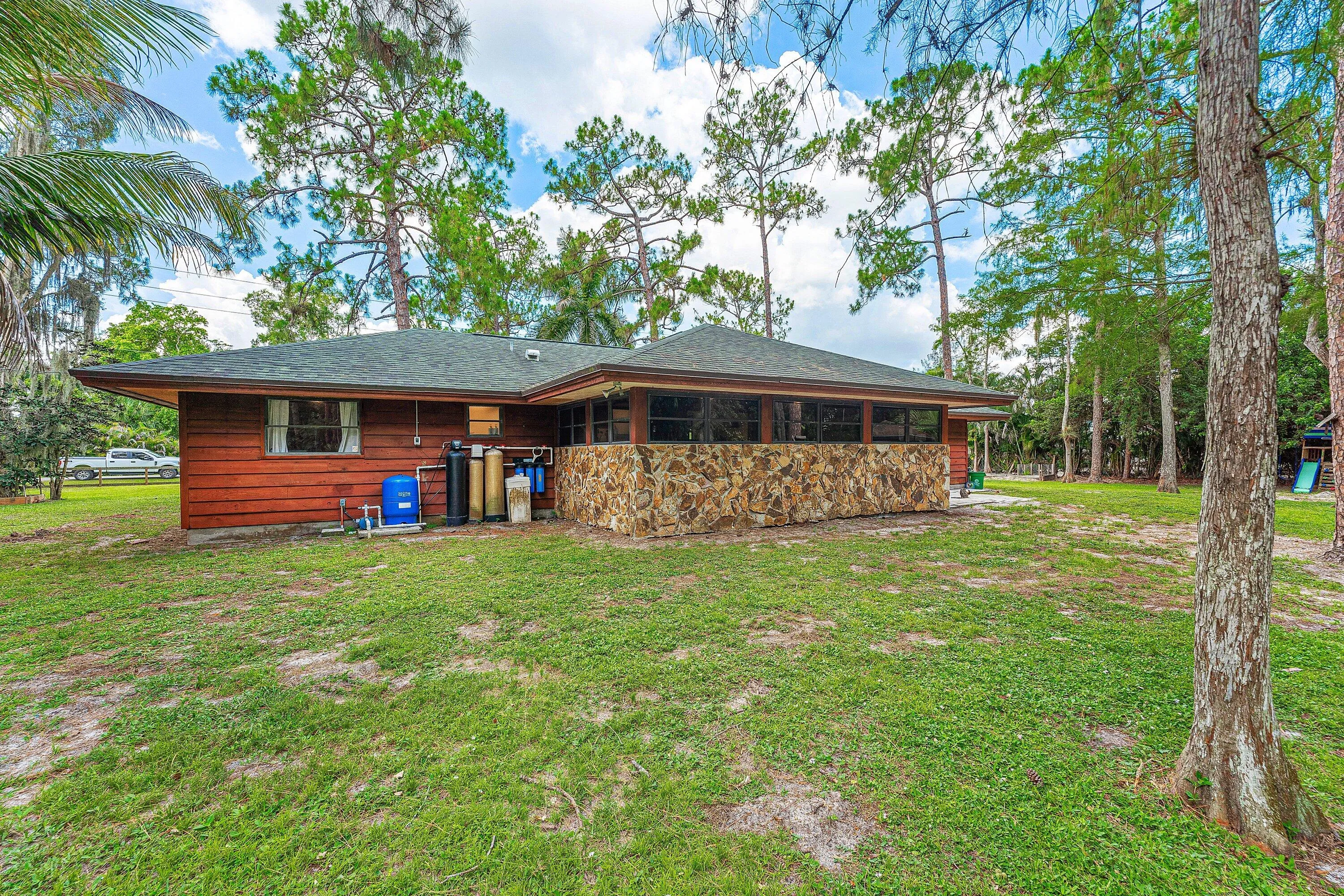 007-16355LancashireDriveEast-TheAcreage-