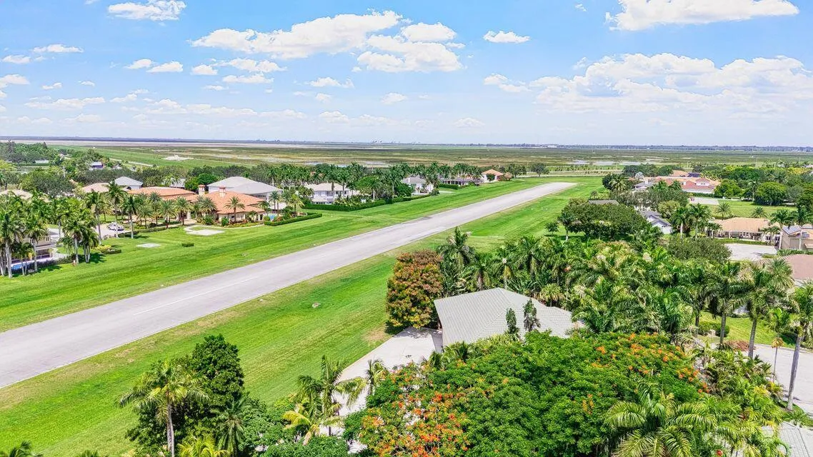 Wellington, FL Hangar - Runway