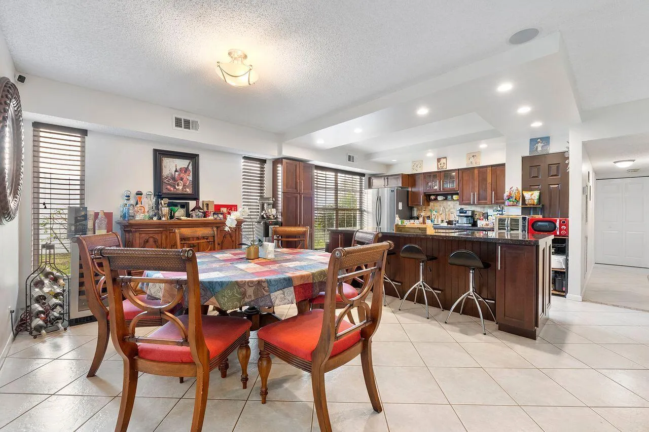 6237_Old_Court_Rd_u104_033