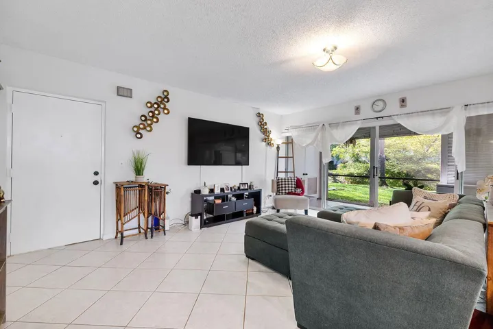 6237_Old_Court_Rd_u104_030