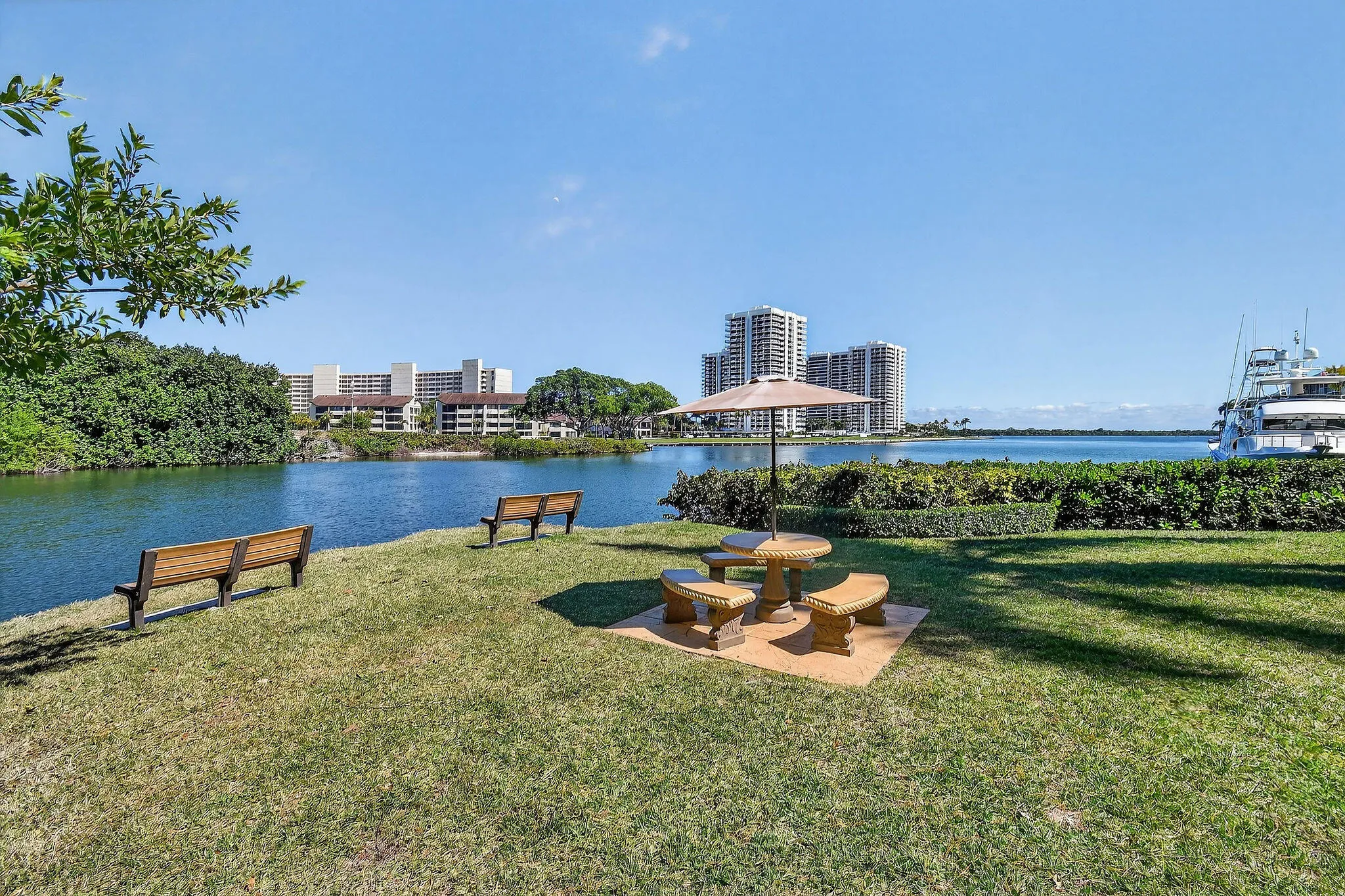 Green Space directly on the Intracoastal