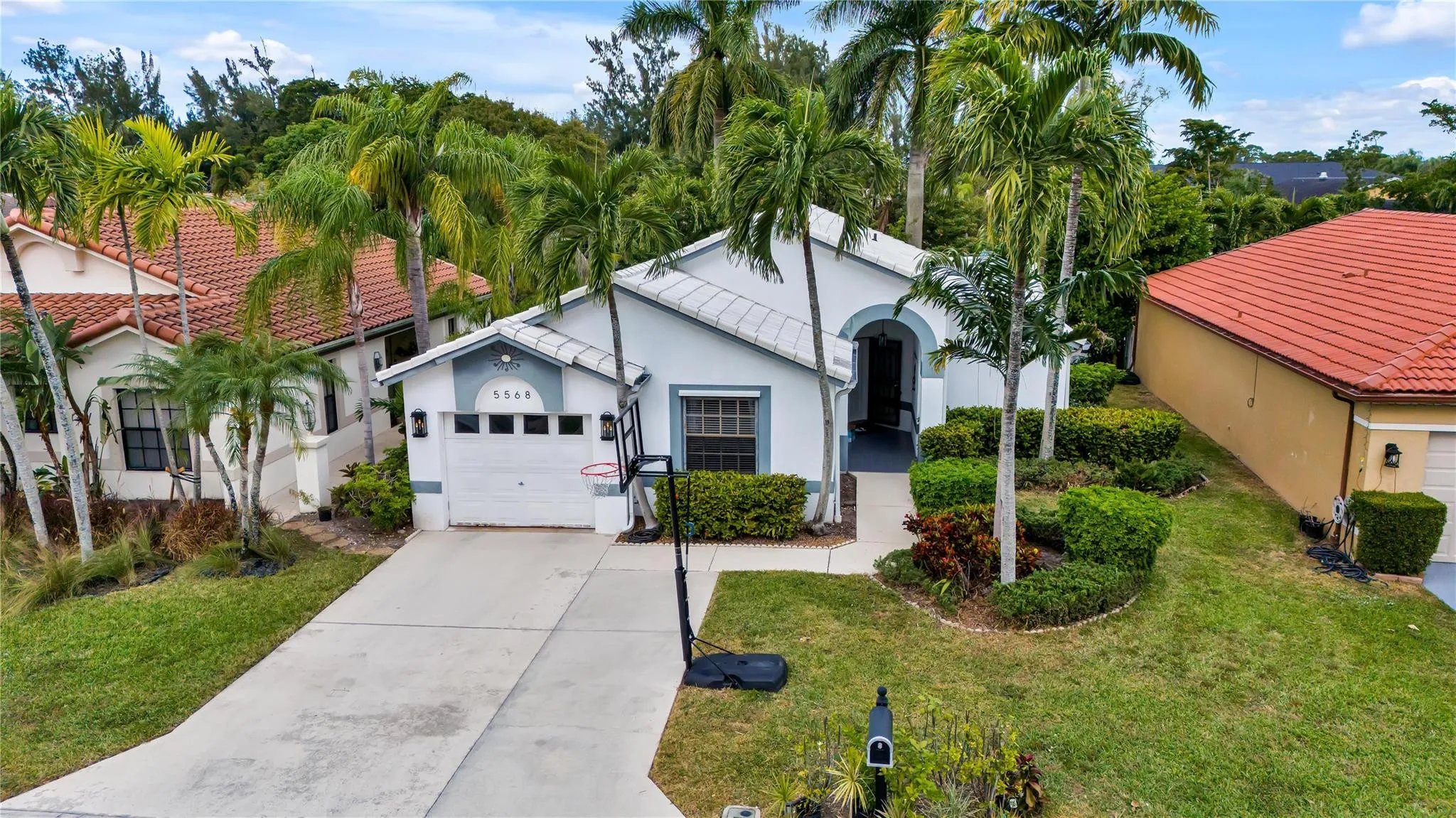 HOA takes care of the lawn, headges, and irrigation! Stress free yard!