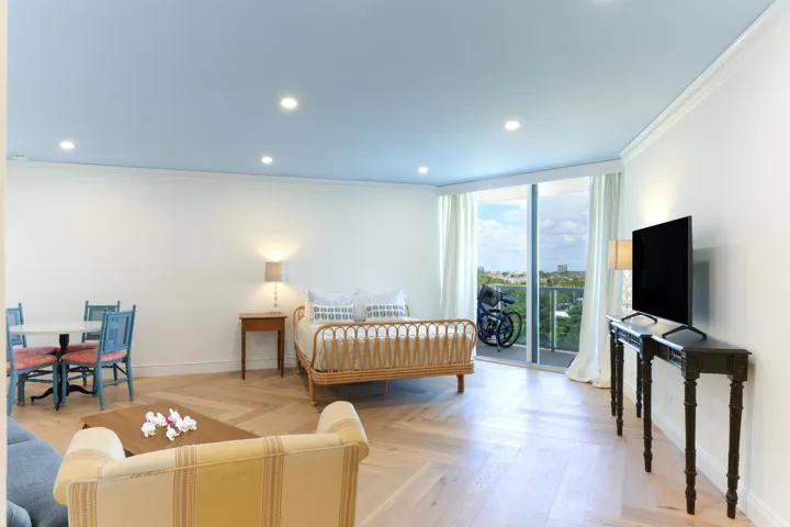 2800 N Flagler Dr Apt 913 West-large-006