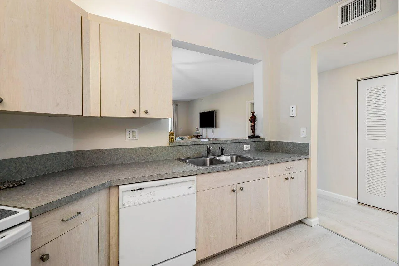 015-300UnoLagoDrive-JunoBeach-FL-33408-S