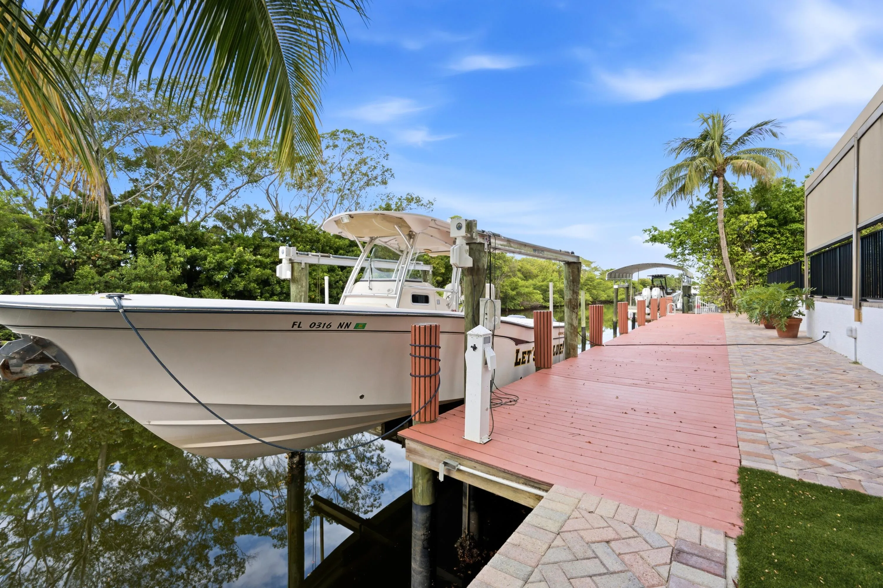 DOCK AND LIFT