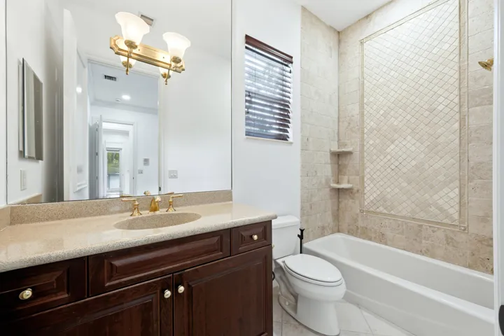 ENSUITE BATH 2