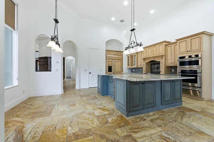 KITCHEN AND BREAKFAST NOOK