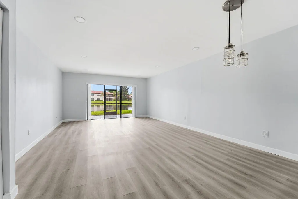 21839ArribaReal10GLivingroom