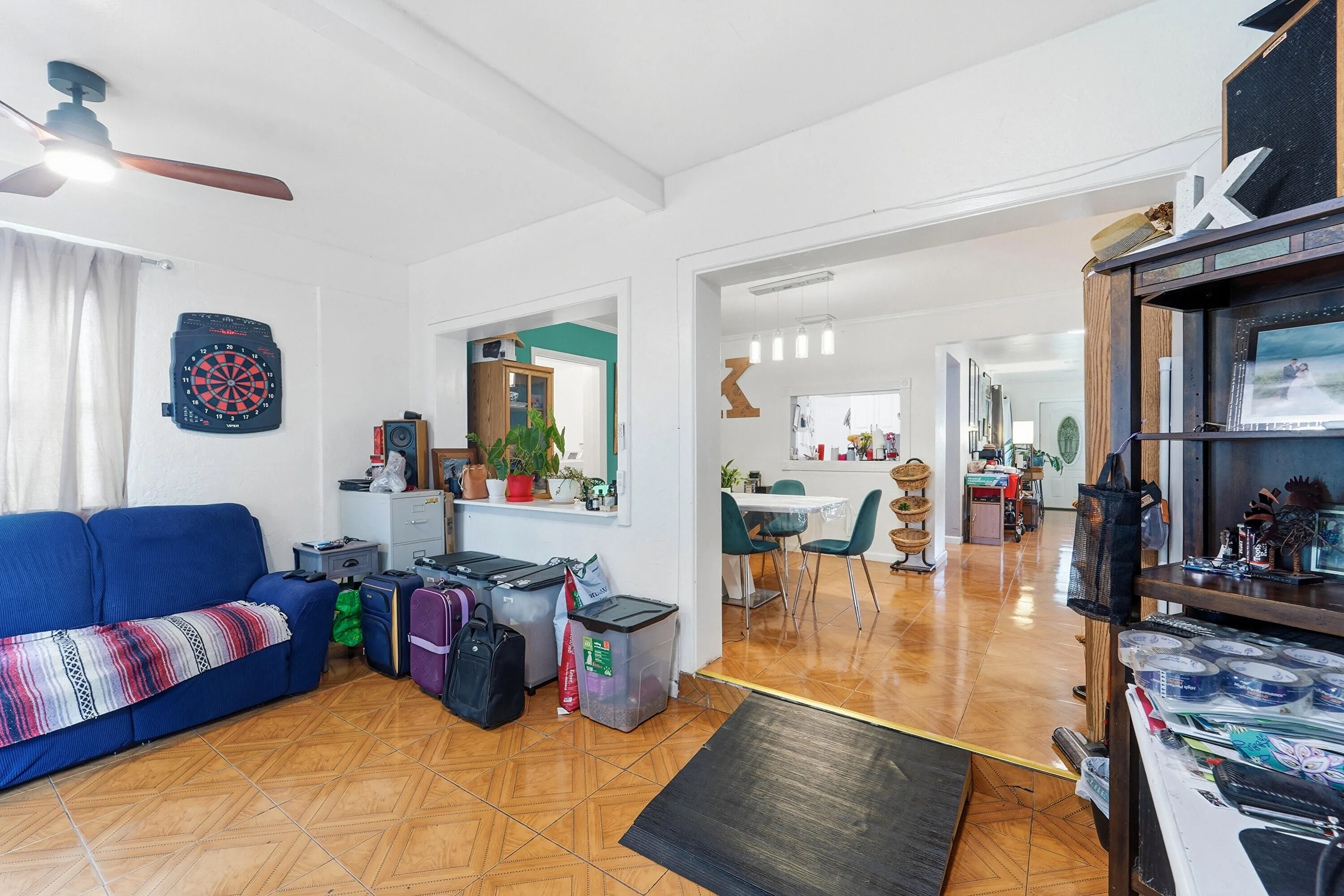 24_family room