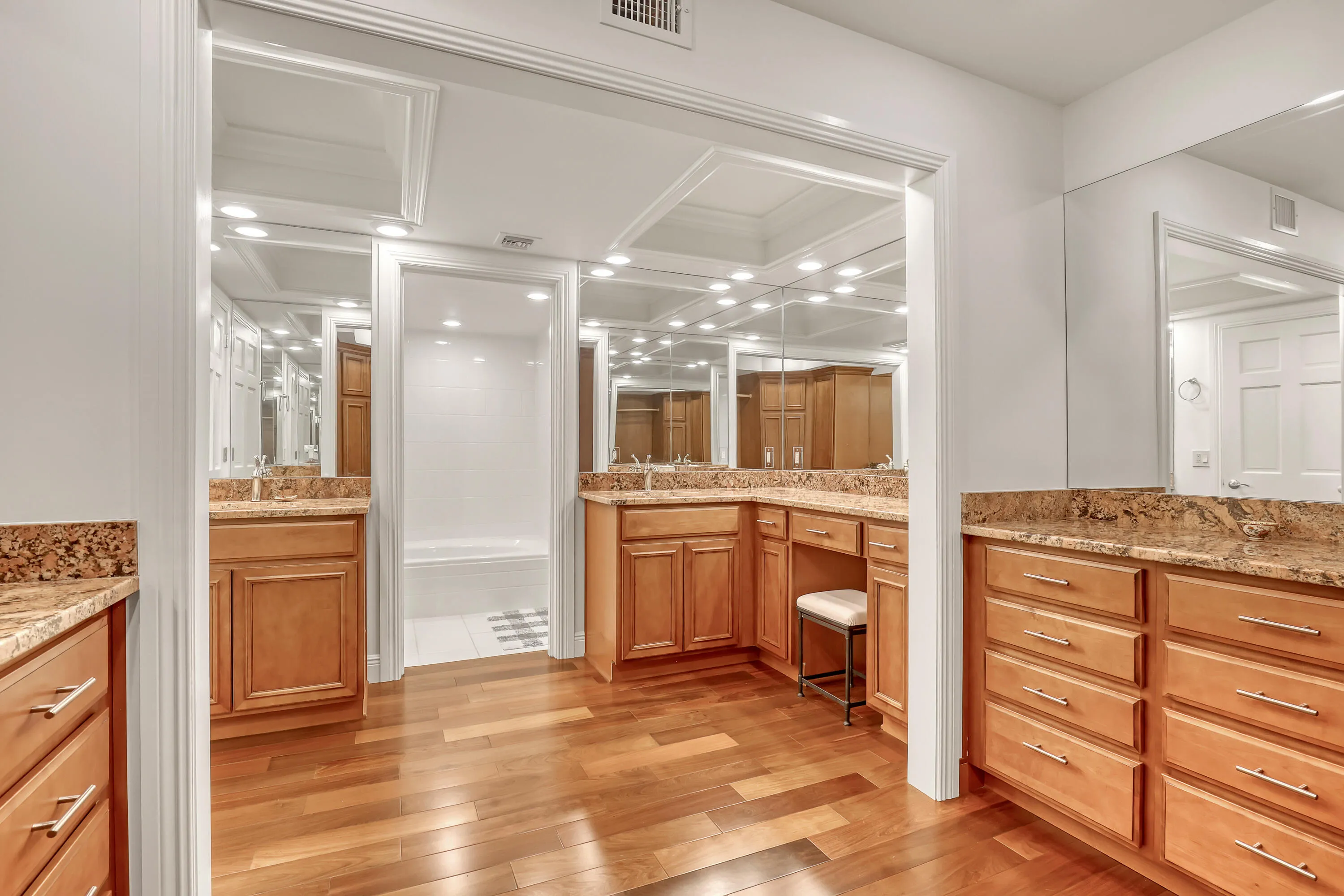 PRMARY CLOSET/BATH