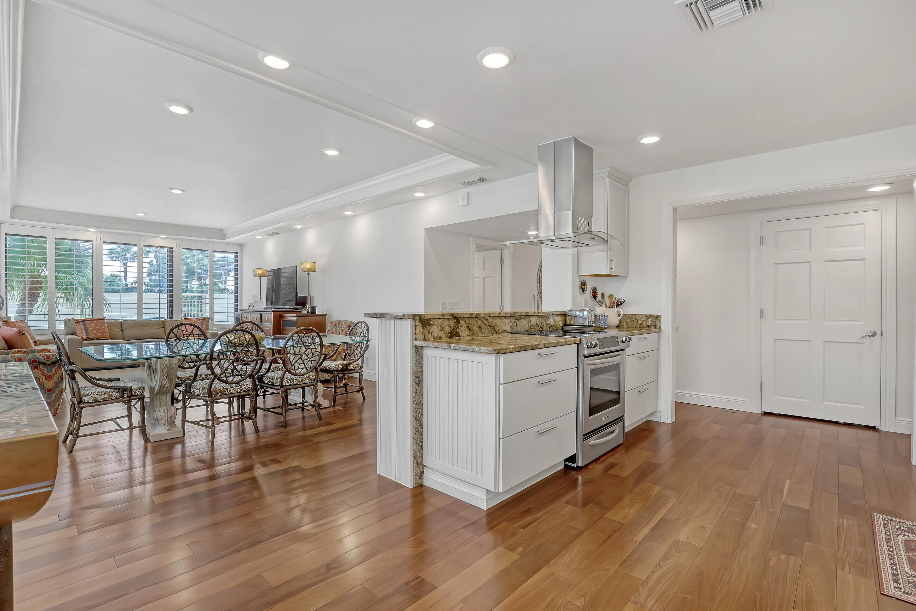 KITCHEN/DINING