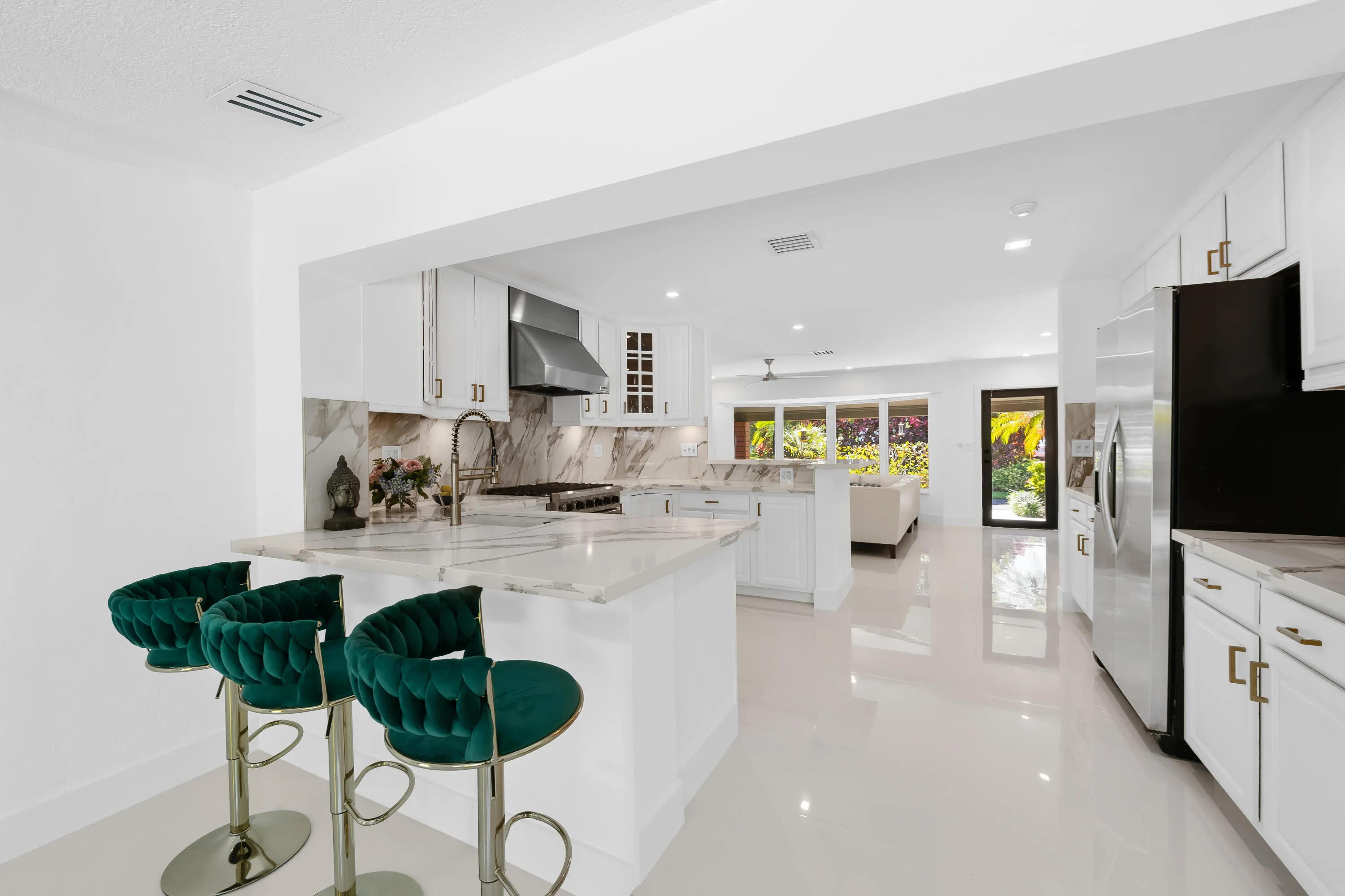 Kitchen with bar counter
