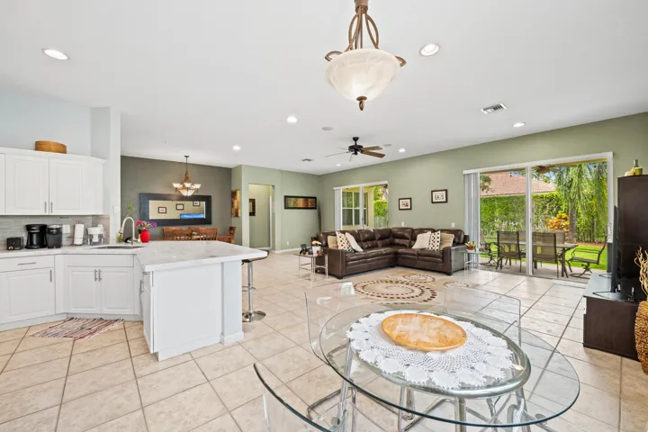 Kitchen/lounge