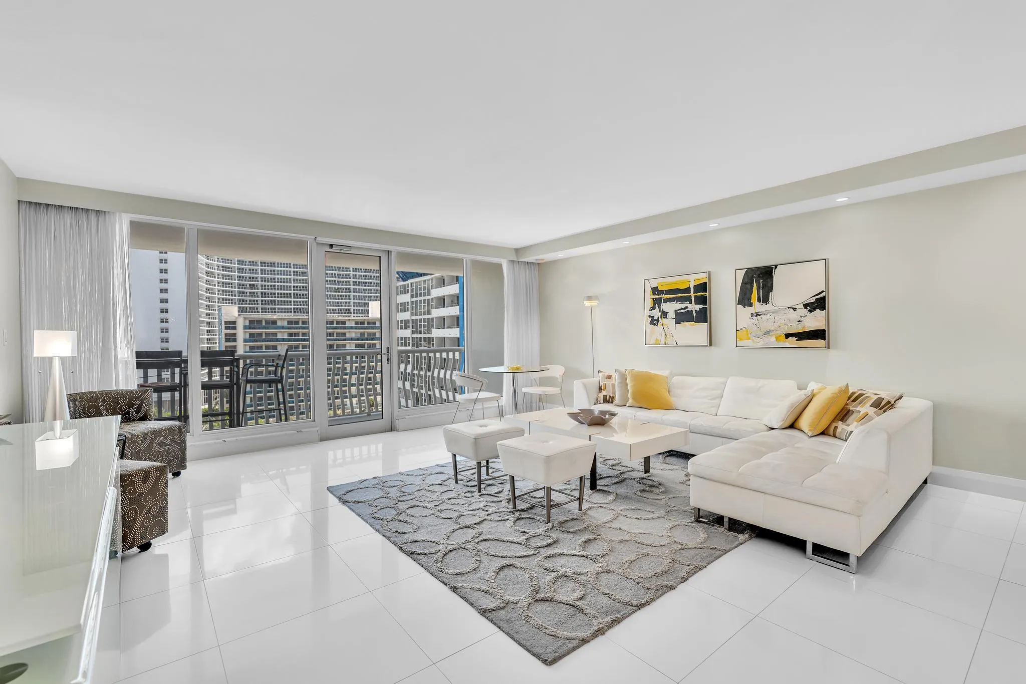 Fully furnished and spacious floor plan
