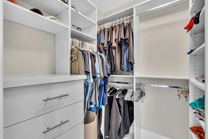 Walk in closet - Hers