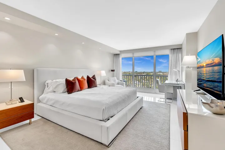 Primary Suite with Views!