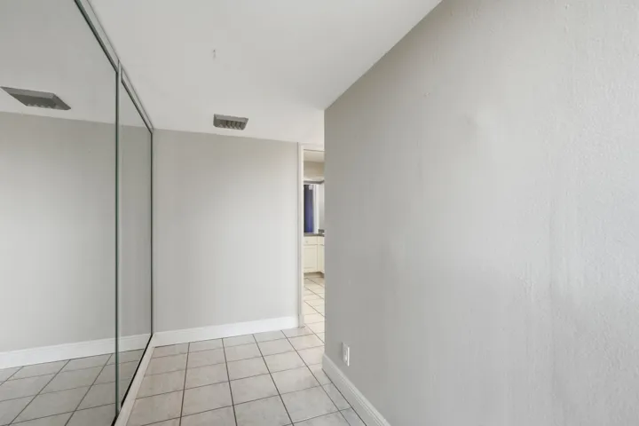 Foyer/mirror entry, nice and private.