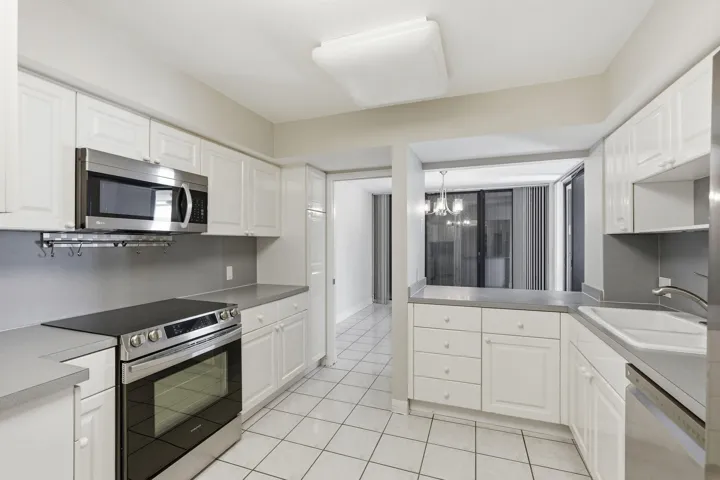 Really nice kitchen.