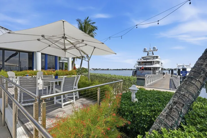 Your own restuarant on the water!