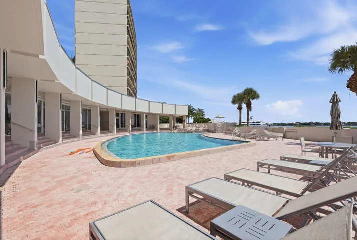 Pool directly on the water, WOW!
