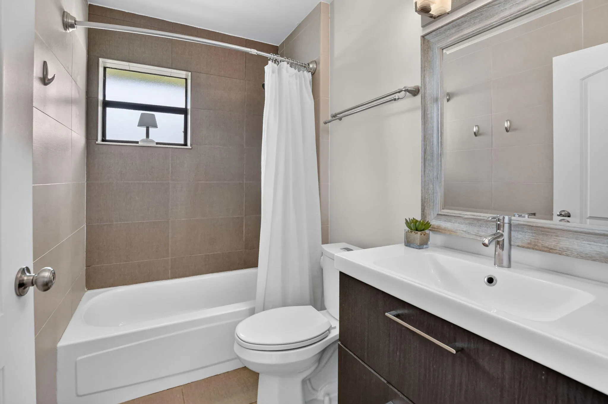 Secondary Bathroom with Tub