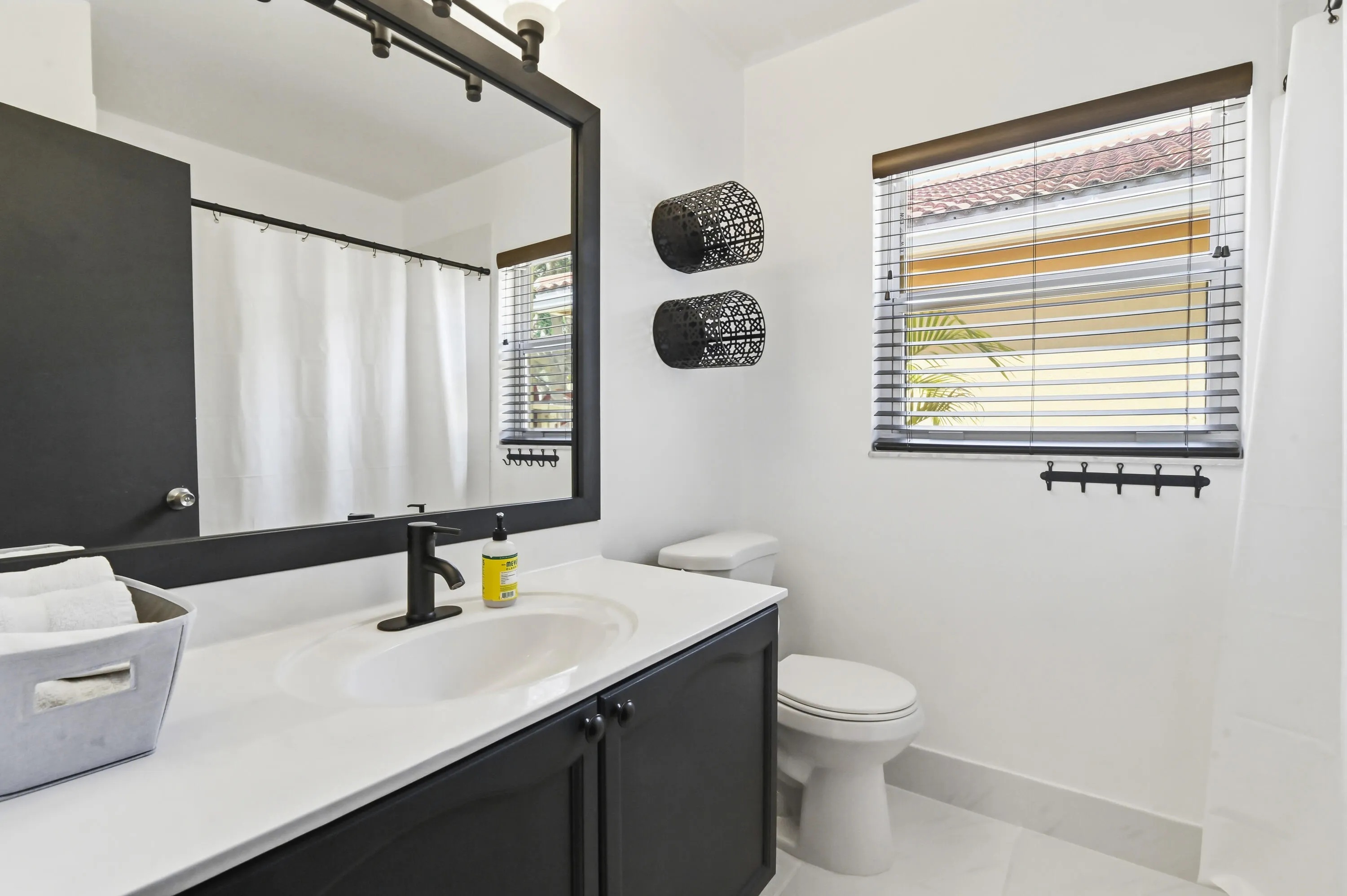 08 Bathroom 01