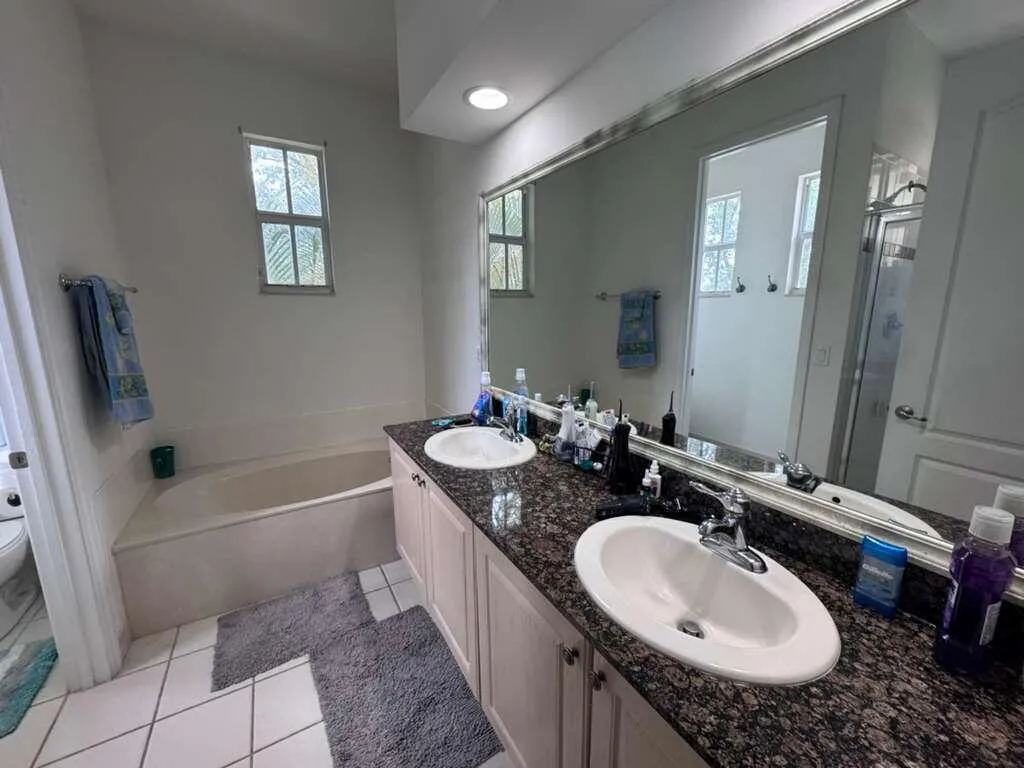 Lovely, Landscaped, TownHouse, Pool Community, Gated. 2812 Eagle Rock Cir 906. 3-BR. 2.5 Bath. End Unit. Attached Garage.