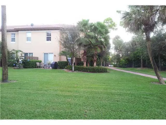 Lovely, Landscaped, TownHouse, Pool Community, Gated. 2812 Eagle Rock Cir 906. 3-BR. 2.5 Bath. End Unit. Attached Garage.