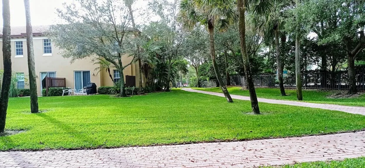 Lovely, Landscaped, TownHouse, Pool Community, Gated. 2812 Eagle Rock Cir 906. 3-BR. 2.5 Bath. End Unit. Attached Garage.