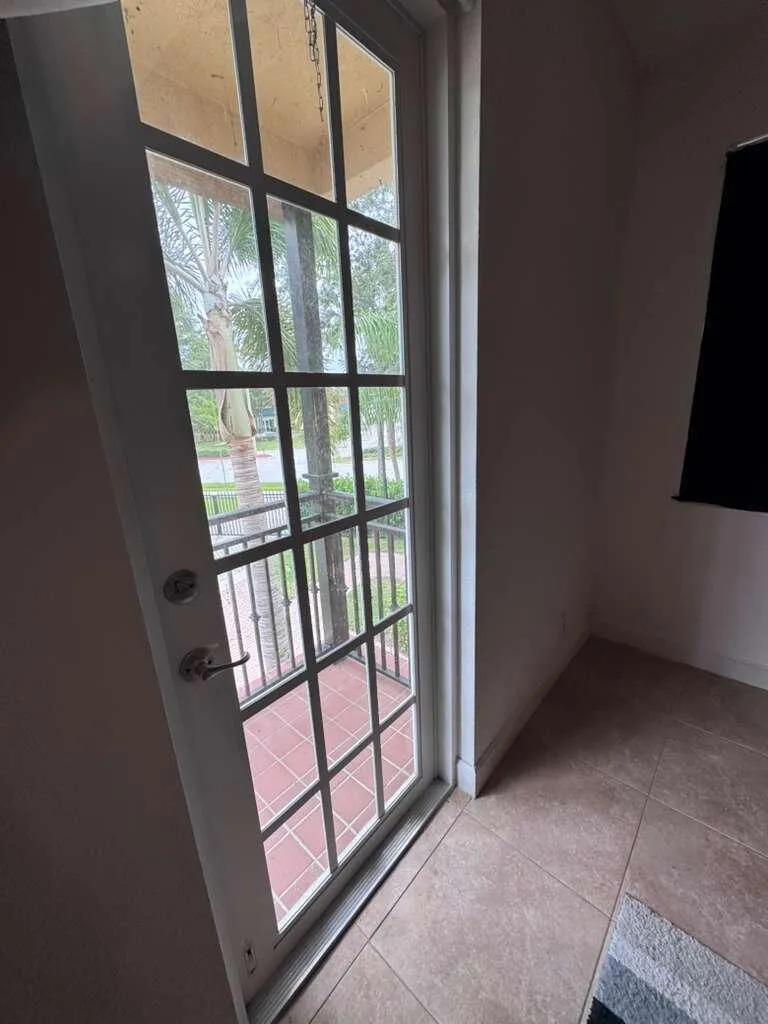 Lovely, Landscaped, TownHouse, Pool Community, Gated. 2812 Eagle Rock Cir 906. 3-BR. 2.5 Bath. End Unit. Attached Garage.