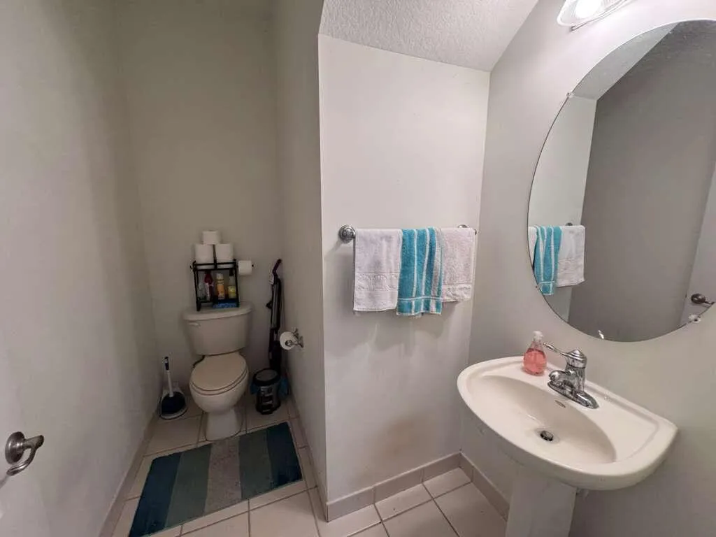 Lovely, Landscaped, TownHouse, Pool Community, Gated. 2812 Eagle Rock Cir 906. 3-BR. 2.5 Bath. End Unit. Attached Garage.