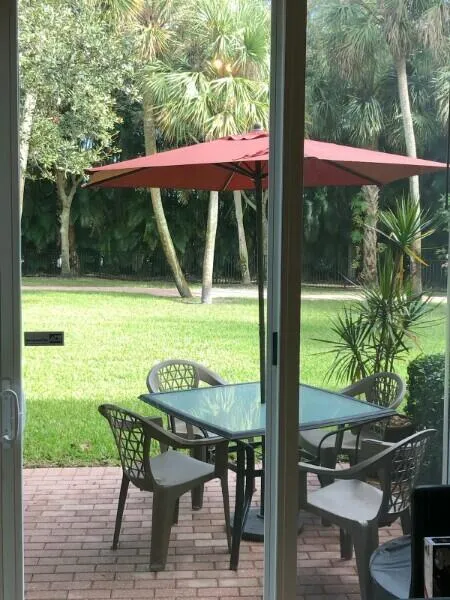 Lovely, Landscaped, TownHouse, Pool Community, Gated. 2812 Eagle Rock Cir 906. 3-BR. 2.5 Bath. End Unit. Attached Garage.