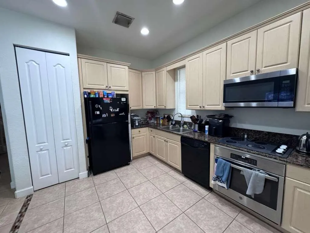 Lovely, Landscaped, TownHouse, Pool Community, Gated. 2812 Eagle Rock Cir 906. 3-BR. 2.5 Bath. End Unit. Attached Garage.
