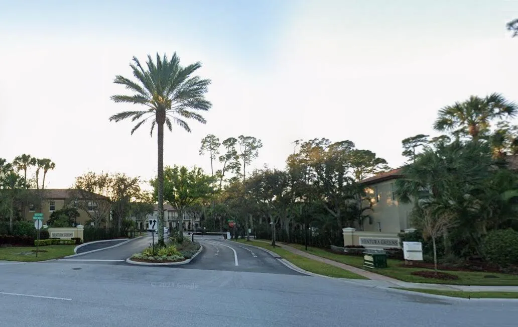 Lovely, Landscaped, TownHouse, Pool Community, Gated. 2812 Eagle Rock Cir 906. 3-BR. 2.5 Bath. End Unit. Attached Garage.
