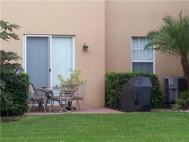 Lovely, Landscaped, TownHouse, Pool Community, Gated. 2812 Eagle Rock Cir 906. 3-BR. 2.5 Bath. End Unit. Attached Garage.