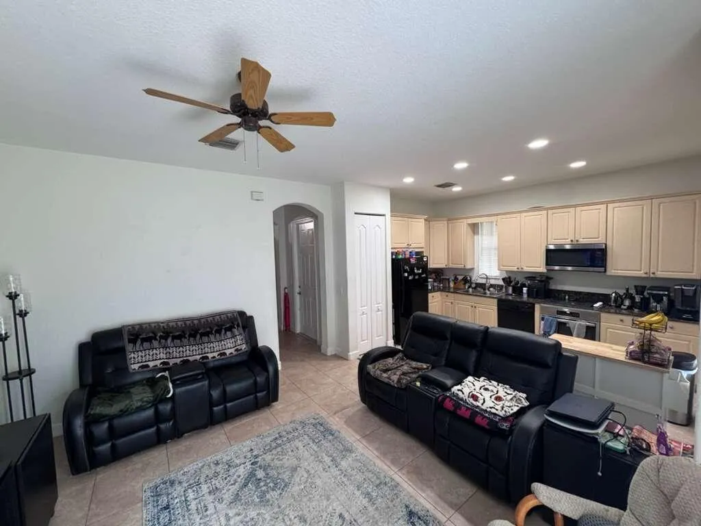 Lovely, Landscaped, TownHouse, Pool Community, Gated. 2812 Eagle Rock Cir 906. 3-BR. 2.5 Bath. End Unit. Attached Garage.