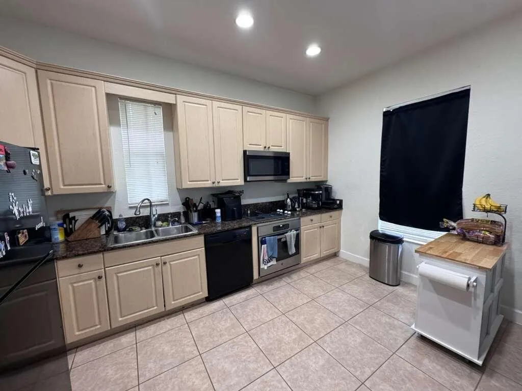 Lovely, Landscaped, TownHouse, Pool Community, Gated. 2812 Eagle Rock Cir 906. 3-BR. 2.5 Bath. End Unit. Attached Garage.