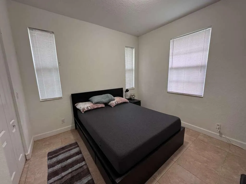Lovely, Landscaped, TownHouse, Pool Community, Gated. 2812 Eagle Rock Cir 906. 3-BR. 2.5 Bath. End Unit. Attached Garage.