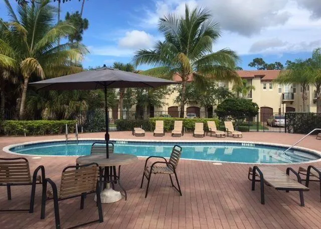 Lovely, Landscaped, TownHouse, Pool Community, Gated. 2812 Eagle Rock Cir 906. 3-BR. 2.5 Bath. End Unit. Attached Garage.