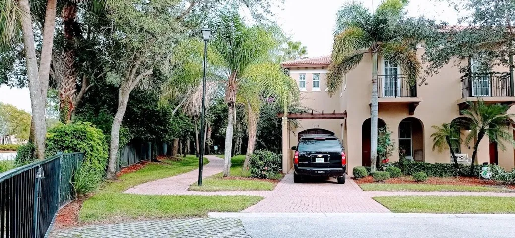Lovely, Landscaped, TownHouse, Pool Community, Gated. 2812 Eagle Rock Cir 906. 3-BR. 2.5 Bath. End Unit. Attached Garage.