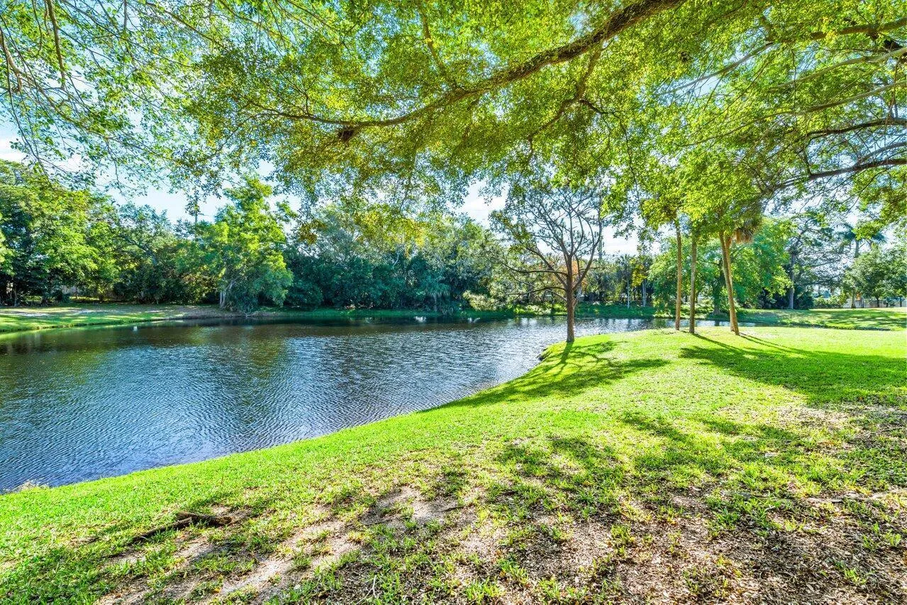 Lovely Lakefront Backyard
